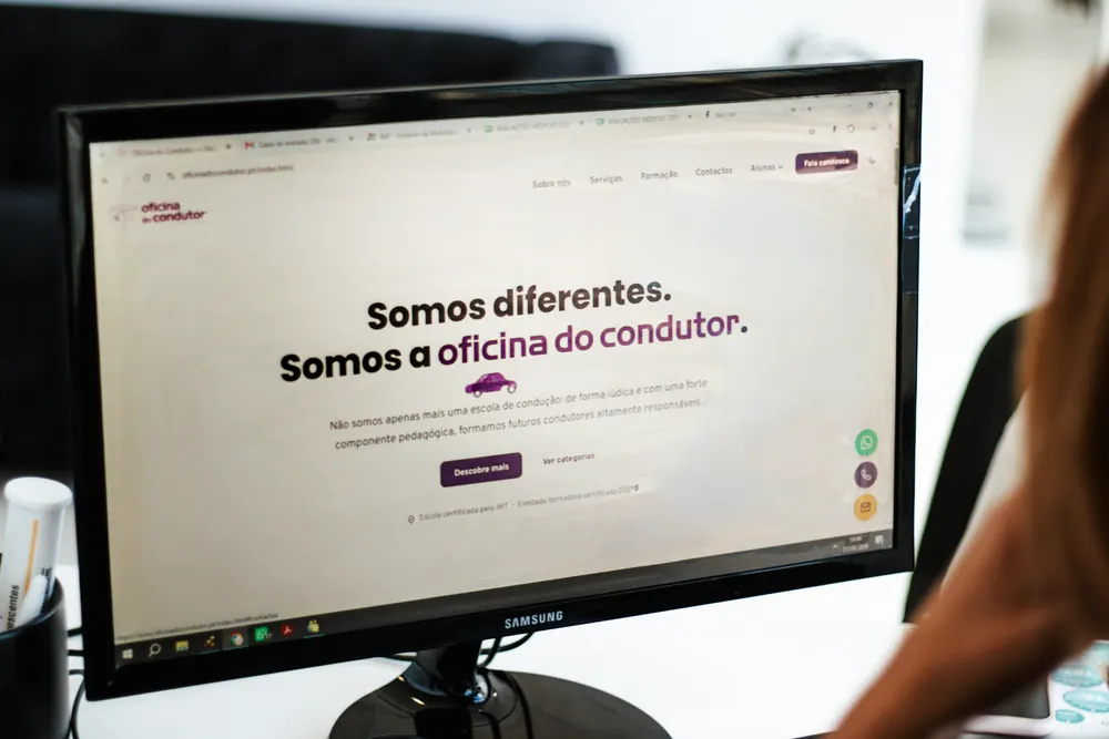 Ecrã de computador na escola a mostrar o site da Oficina do Condutor